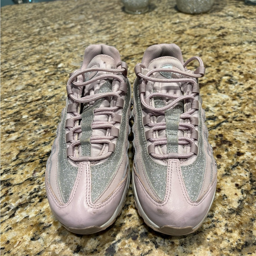 Nike Women's Air Max 95 in Light Pink size 7.5 women’s - Picture 3 of 9